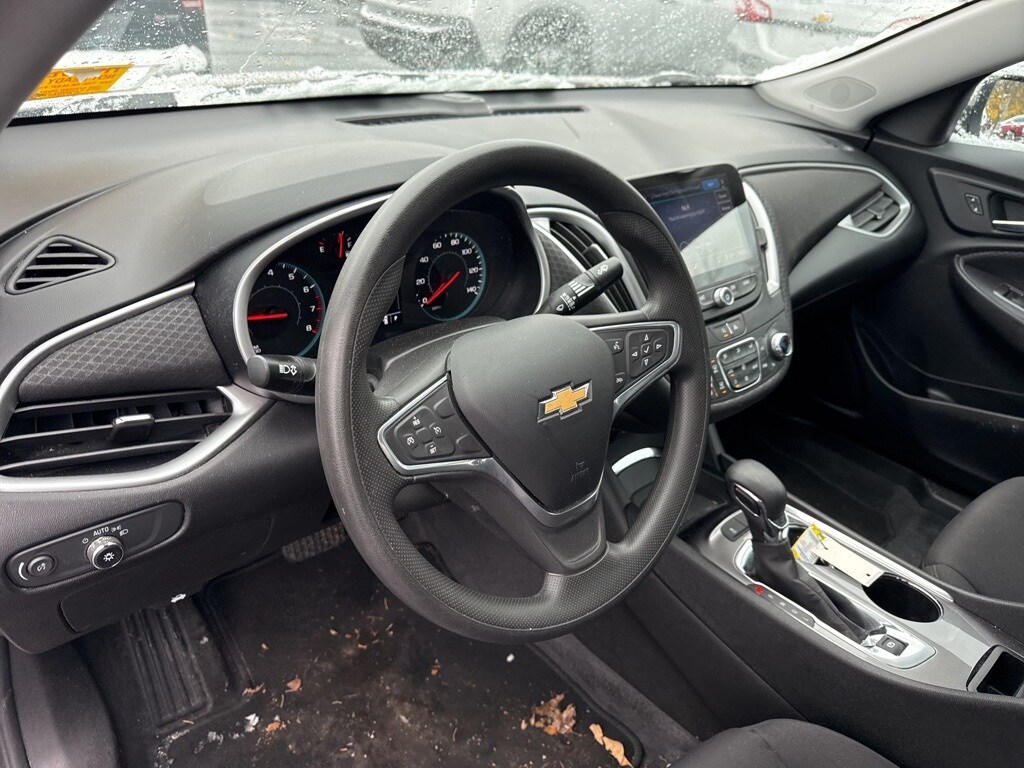 2022 Chevrolet Malibu 1LT photo 2