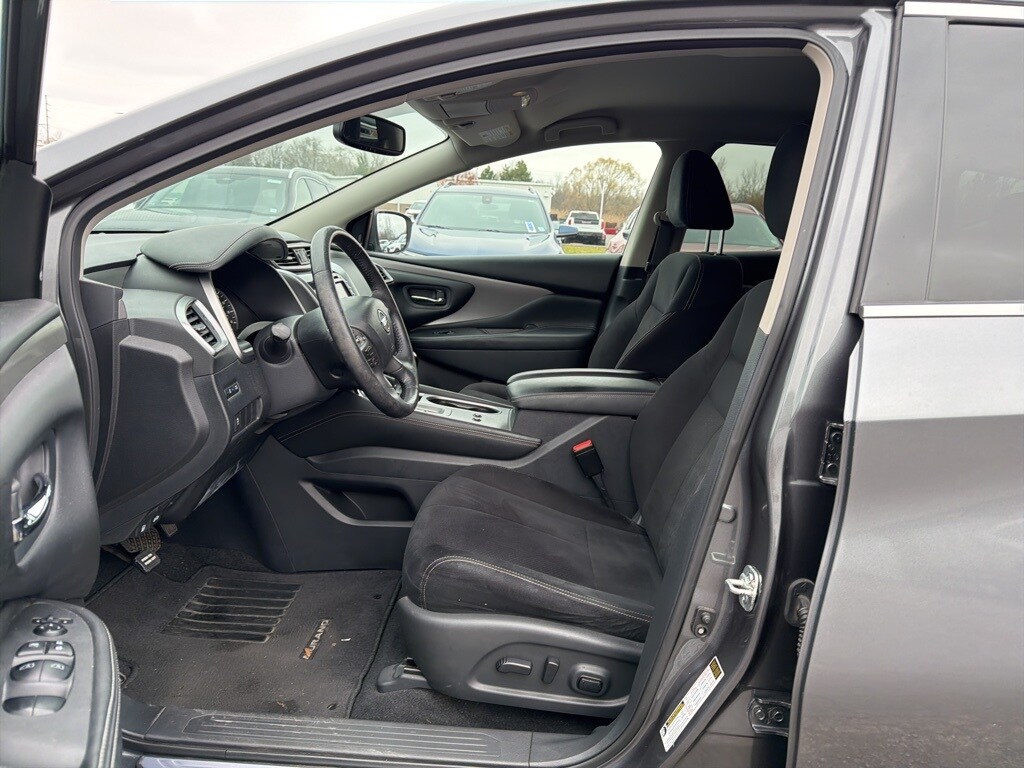 2019 Nissan Murano SV photo 2