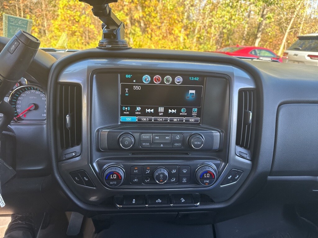 2018 Chevrolet Silverado 1500 LT photo 2