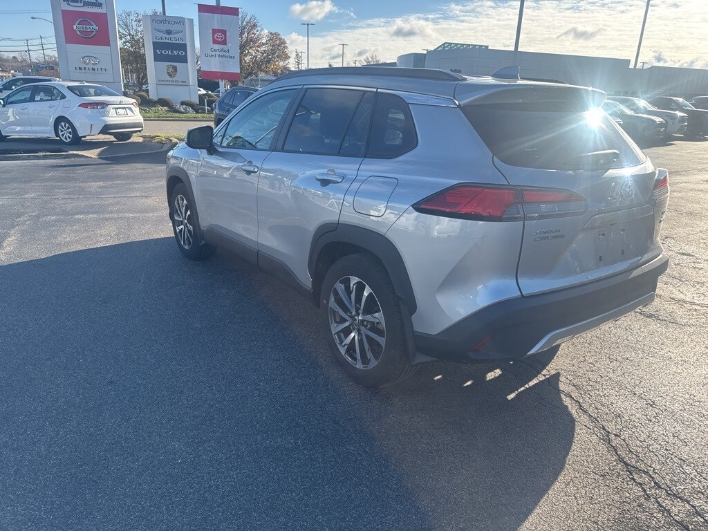 2022 Toyota Corolla Cross XLE photo 2