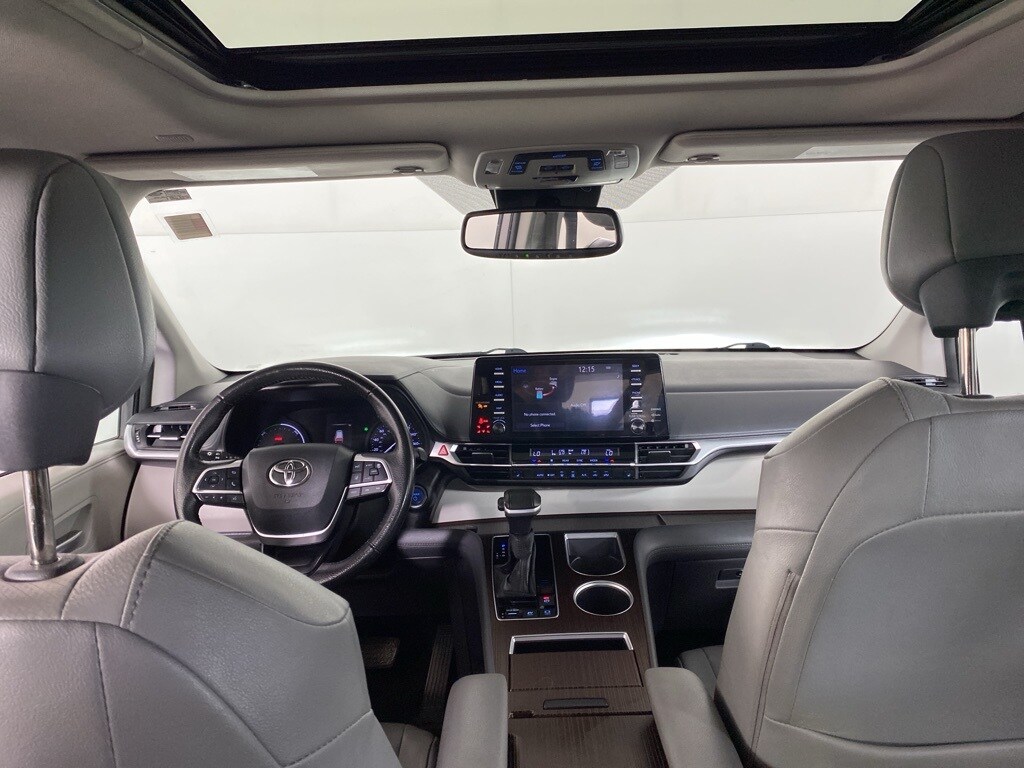 2021 Toyota Sienna XLE photo 2