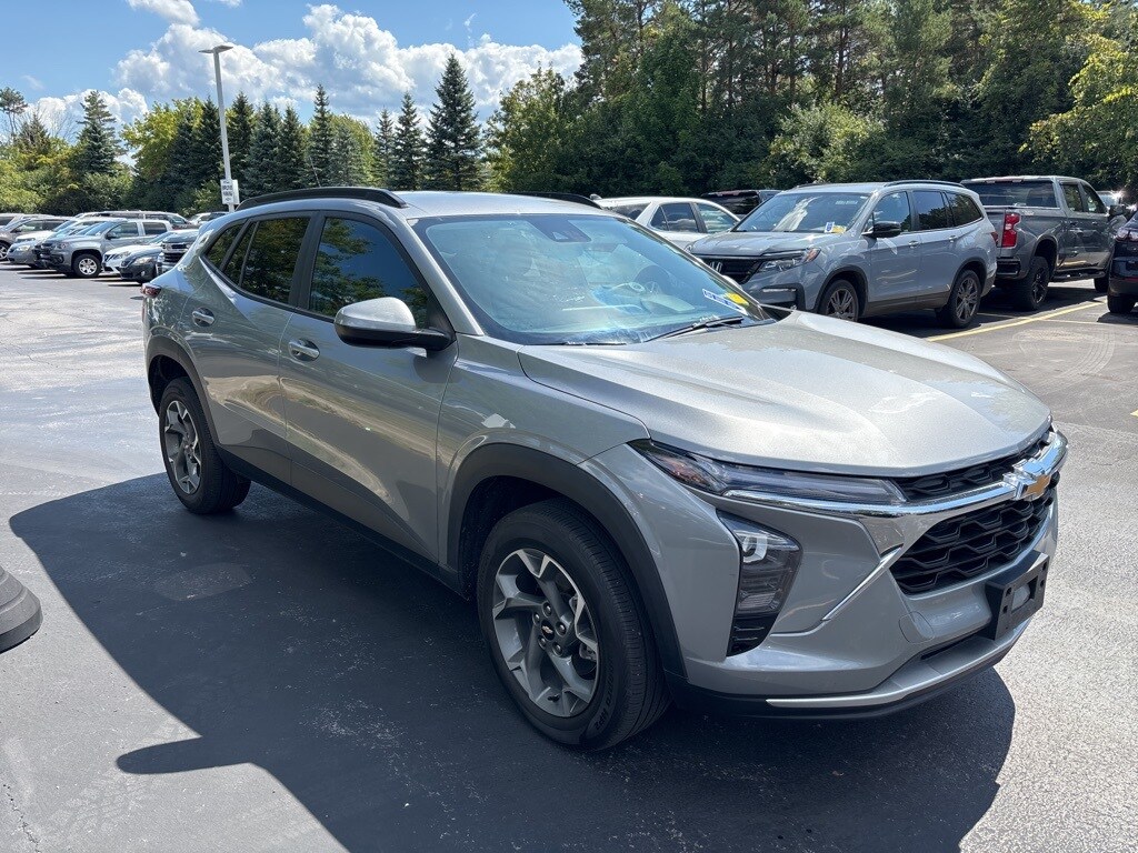 2024 Chevrolet Trax LT photo 2