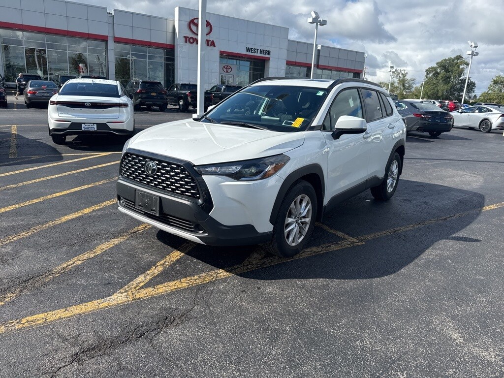 2022 Toyota Corolla Cross LE photo 3