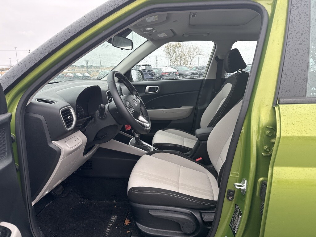 2022 Hyundai Venue SEL Limited photo 2
