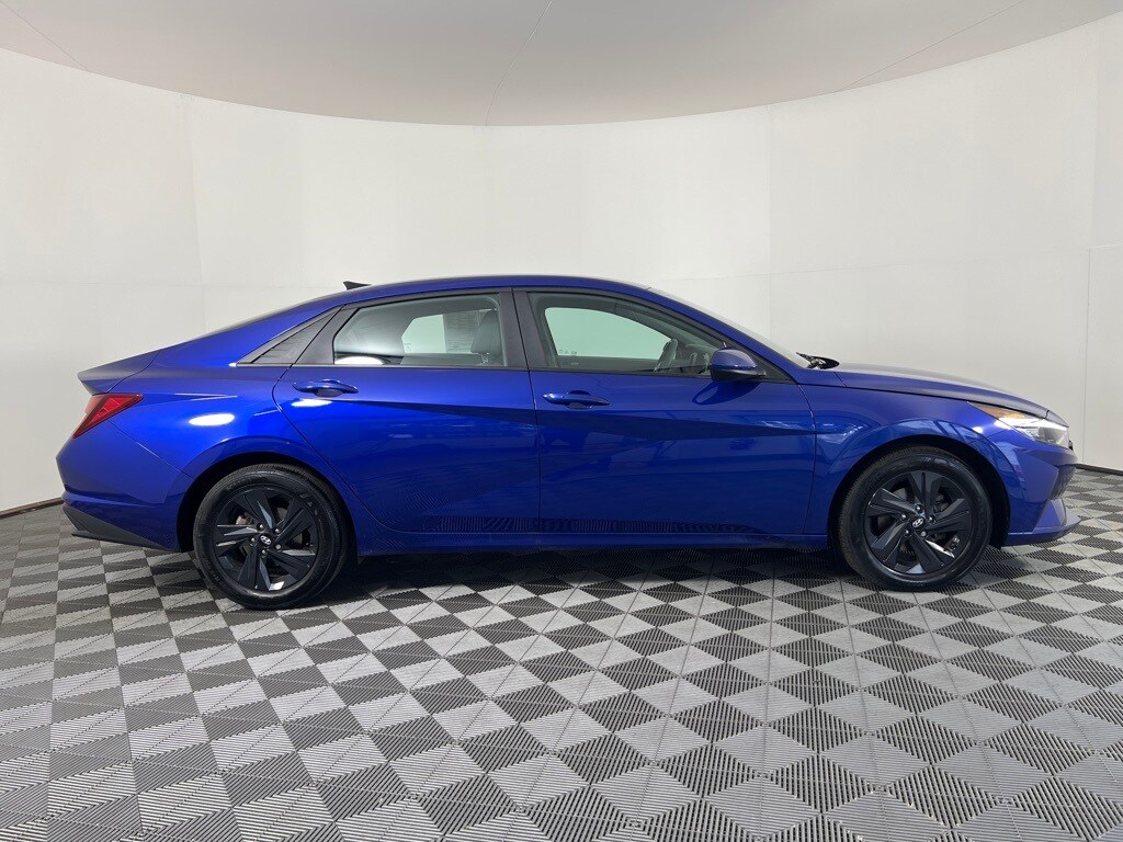 2022 Hyundai Elantra SEL photo 2
