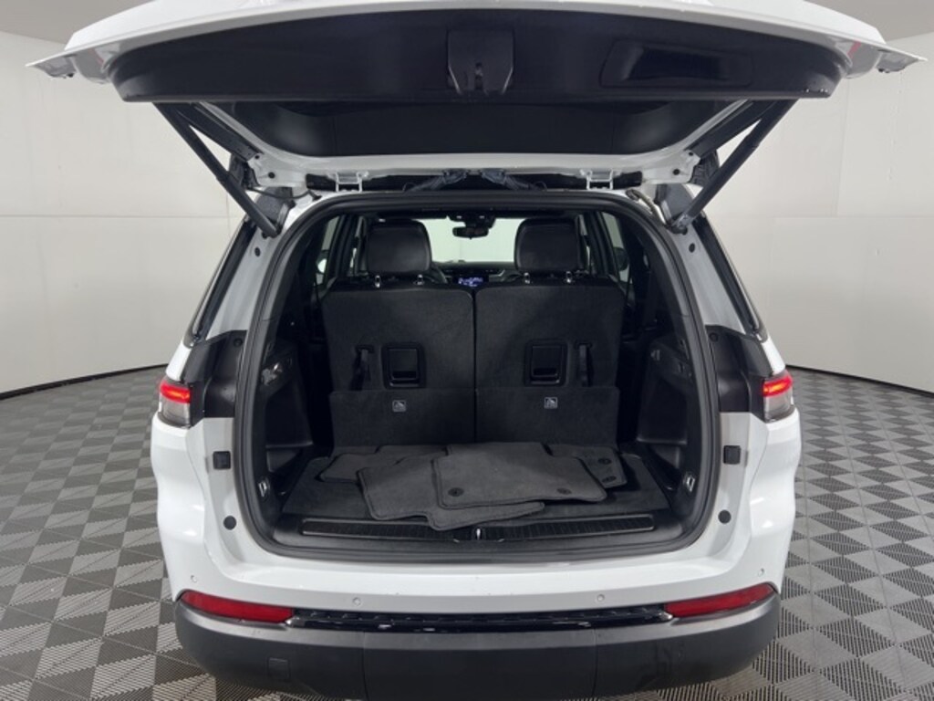 Used 2023 Jeep Grand Cherokee L Laredo SUV