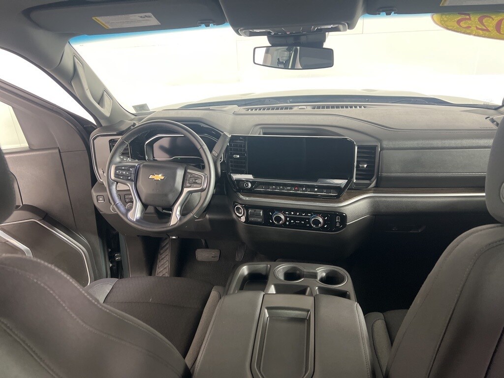 2025 Chevrolet Silverado 1500 photo 2