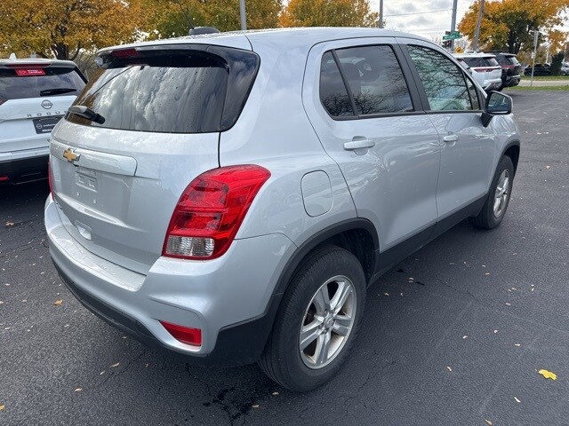 2022 Chevrolet Trax LS photo 3