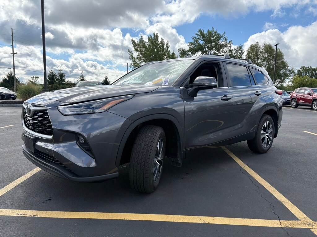 2023 Toyota Highlander L photo 3