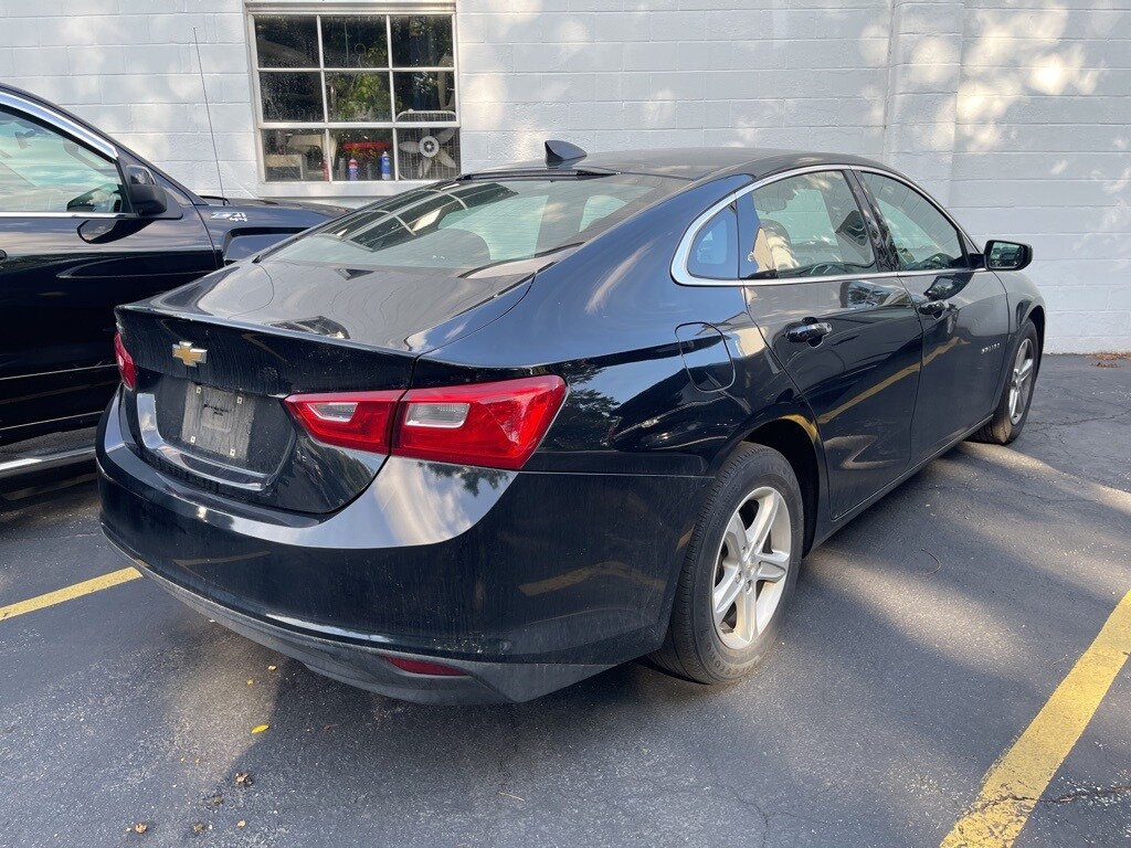 2022 Chevrolet Malibu LS photo 2
