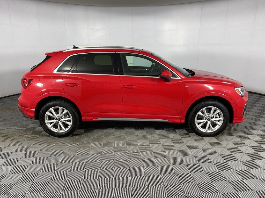2025 Audi Q3 45 TFSI S line Premium photo 4