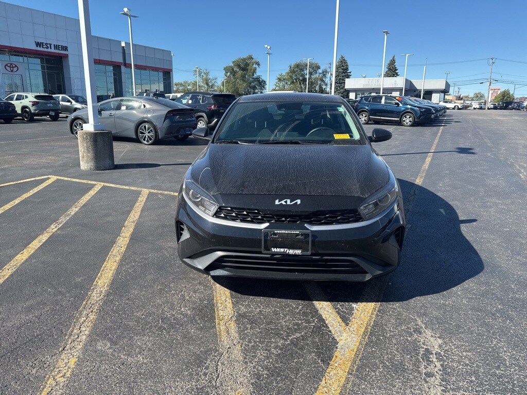2023 Kia Forte LXS photo 2