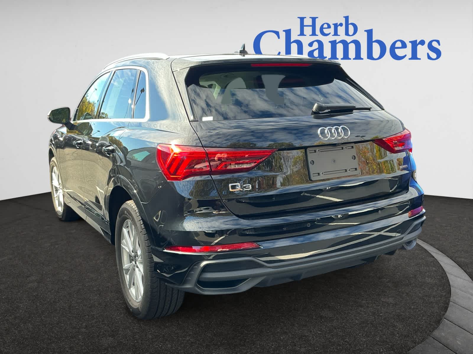 2025 Audi Q3 45 TFSI S line Premium photo 3