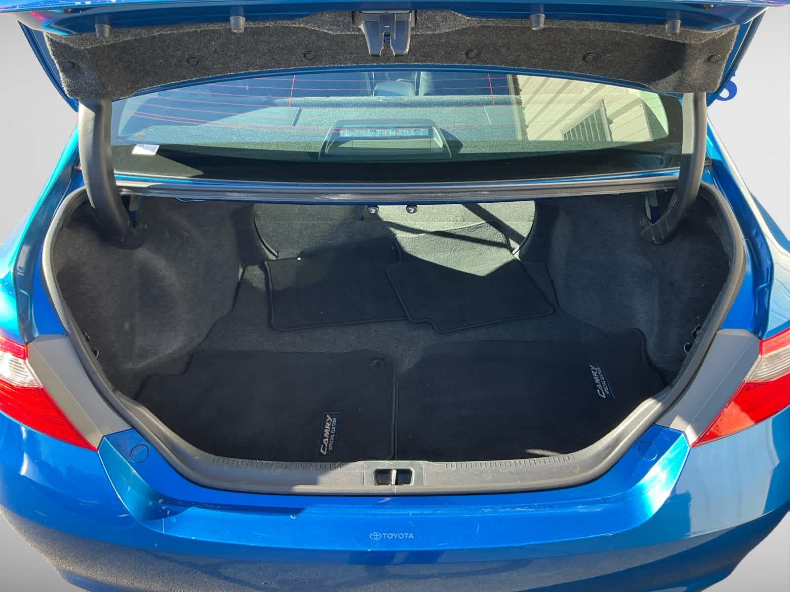 2016 Toyota Camry SE photo 3