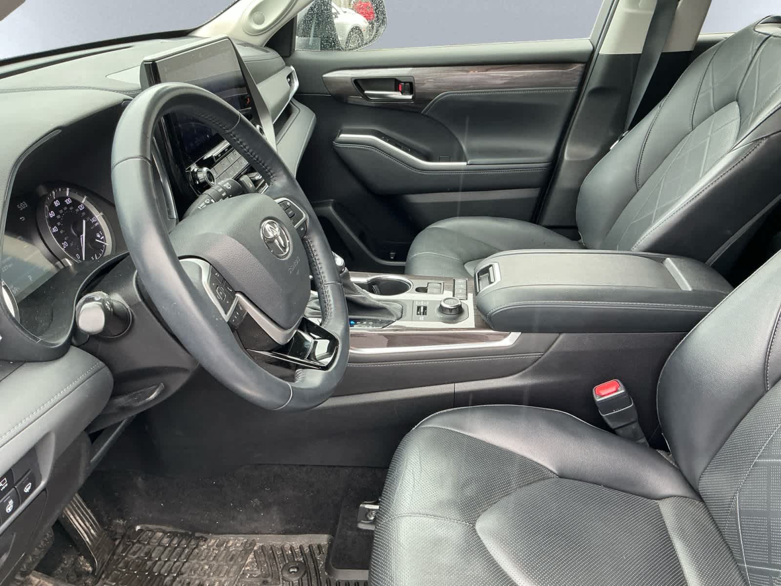 used 2022 Toyota Highlander car, priced at $35,498