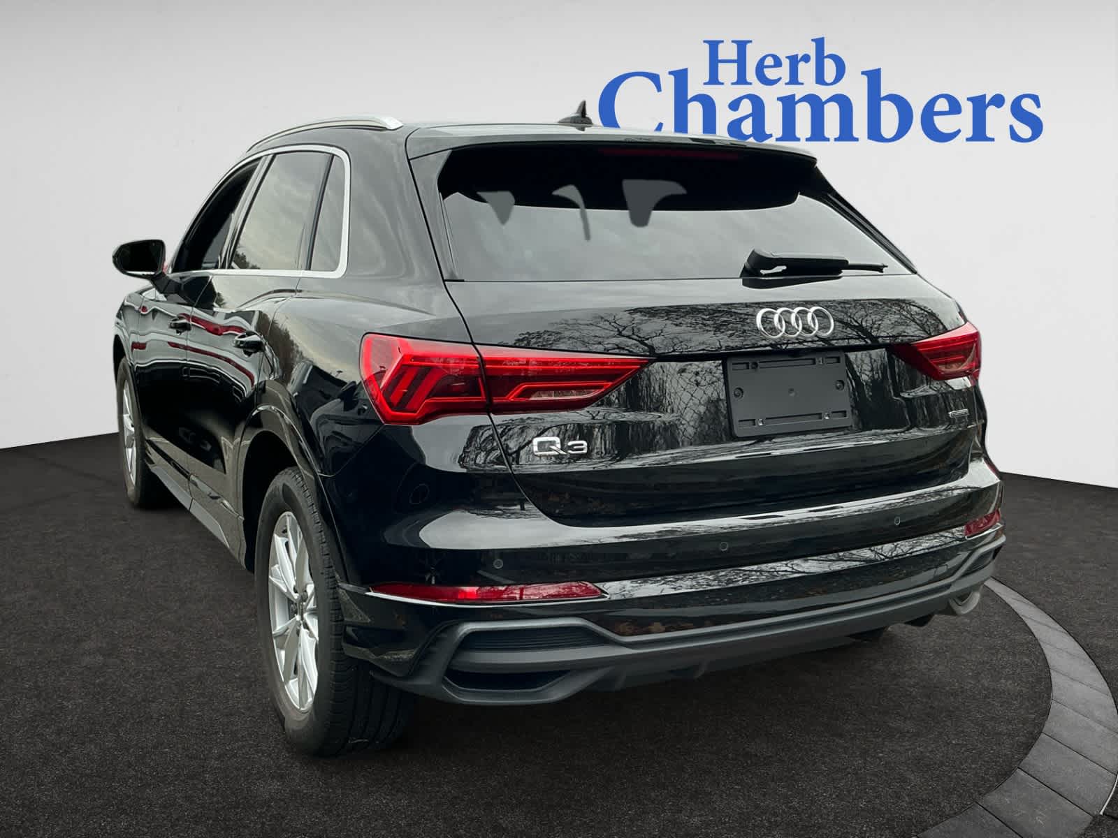 2025 Audi Q3 45 TFSI S line Premium photo 3