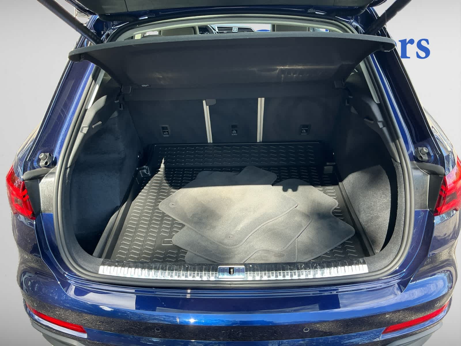 2025 Audi Q3 45 TFSI S line Premium photo 4