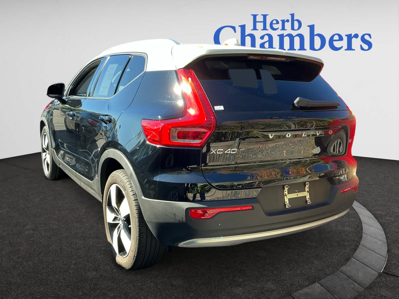 2019 Volvo XC40 Momentum photo 3