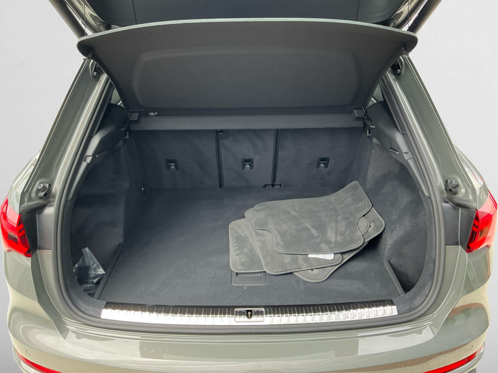 2025 Audi Q3 45 TFSI S line Premium photo 4