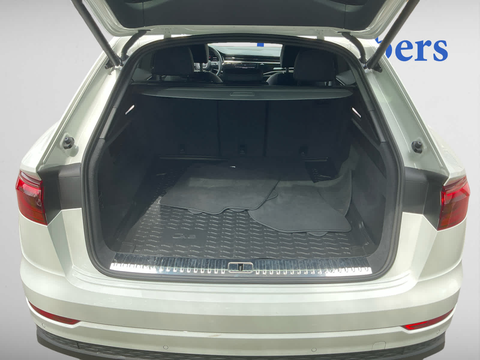2024 Audi Q8 Premium photo 2