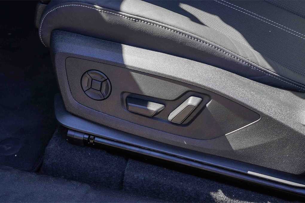 Thumbnail: 2025 Audi Q6 e-tron - 23