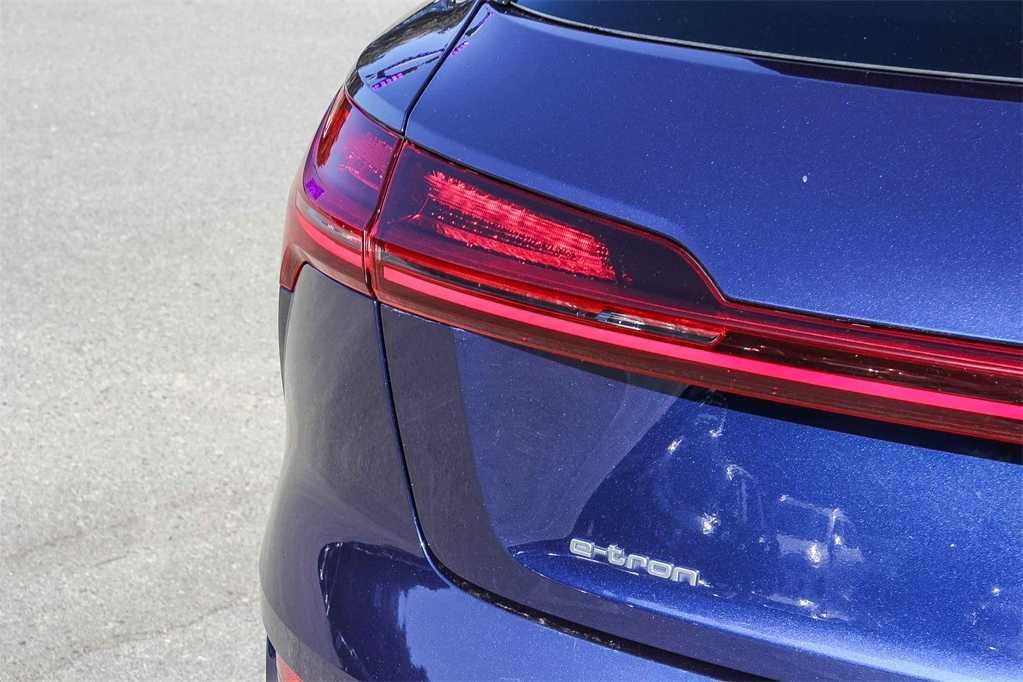 Thumbnail: 2022 Audi e-tron - 11