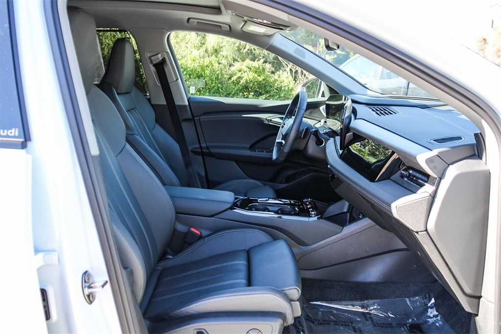 Thumbnail: 2025 Audi Q6 e-tron - 18