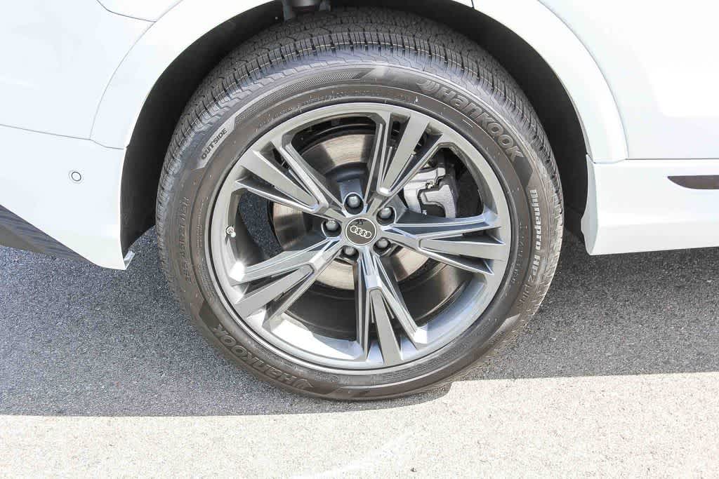 Thumbnail: 2026 Audi Q8 - 10