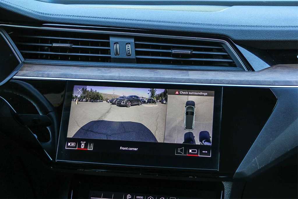 Thumbnail: 2022 Audi e-tron - 15