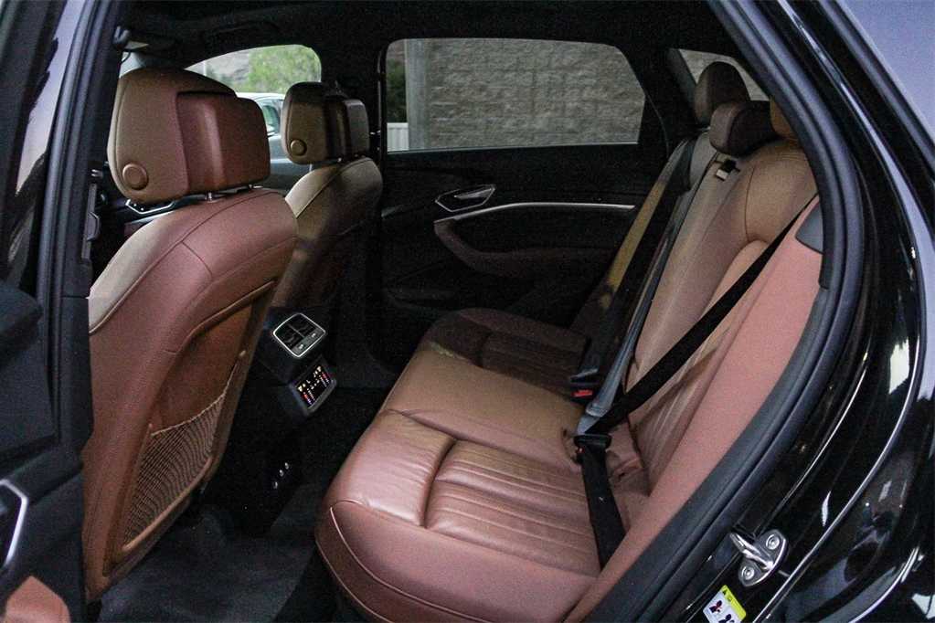 Thumbnail: 2022 Audi e-tron - 17