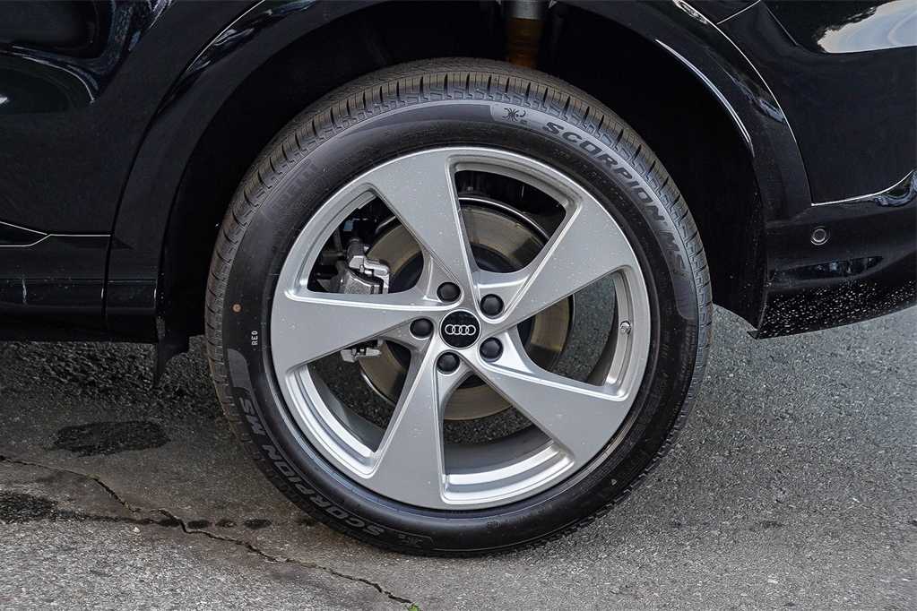 Thumbnail: 2025 Audi Q5 - 11