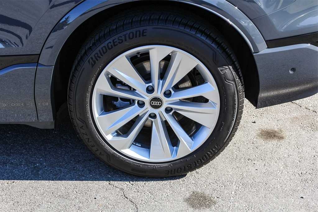 Thumbnail: 2025 Audi Q6 e-tron - 10