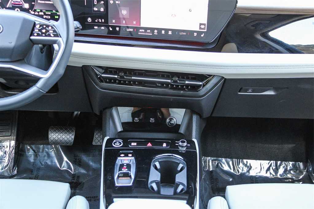 Thumbnail: 2025 Audi Q6 e-tron - 14