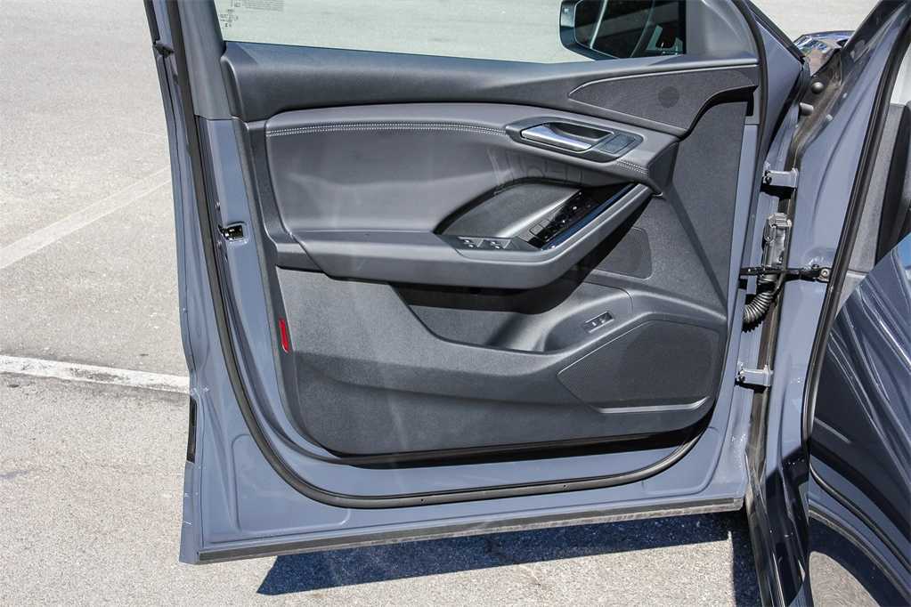 Thumbnail: 2025 Audi Q6 e-tron - 21