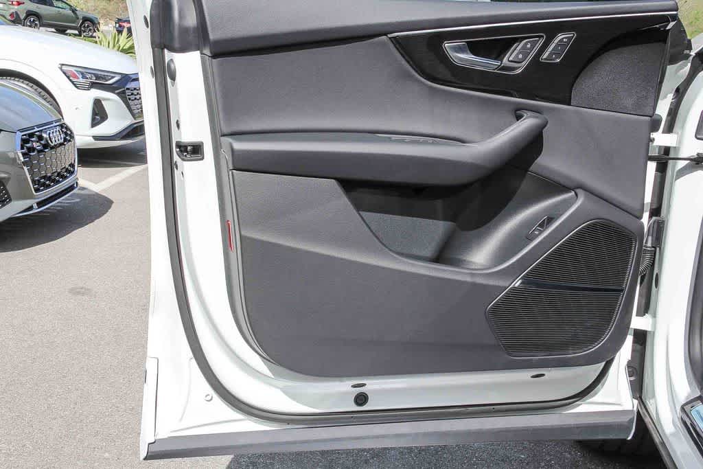 Thumbnail: 2026 Audi Q8 - 21