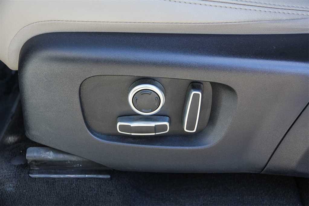 Thumbnail: 2021 Land Rover Discovery Sport - 20