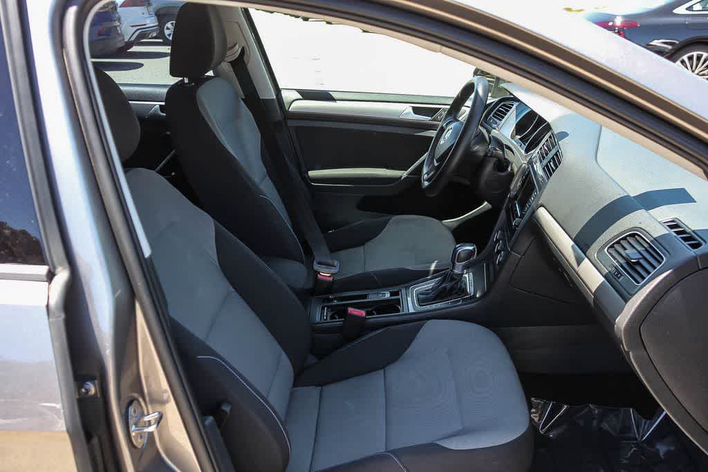 Thumbnail: 2015 Volkswagen e-Golf - 17