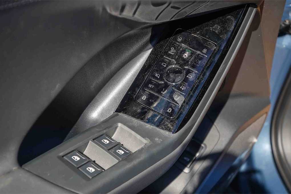 Thumbnail: 2025 Audi Q6 e-tron - 22
