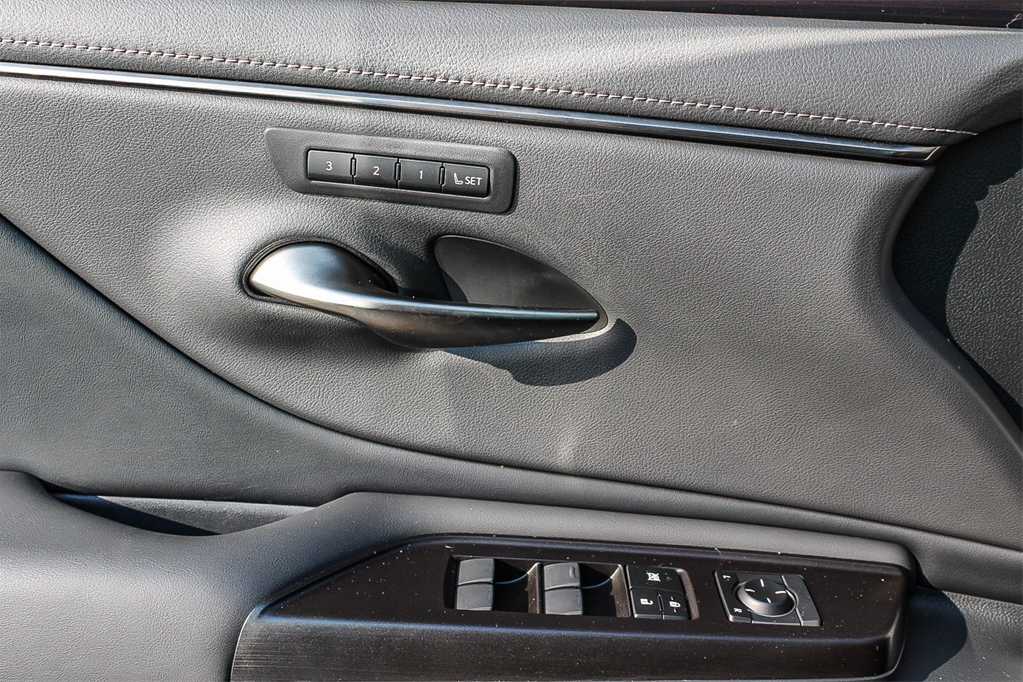 Thumbnail: 2019 Lexus ES - 23