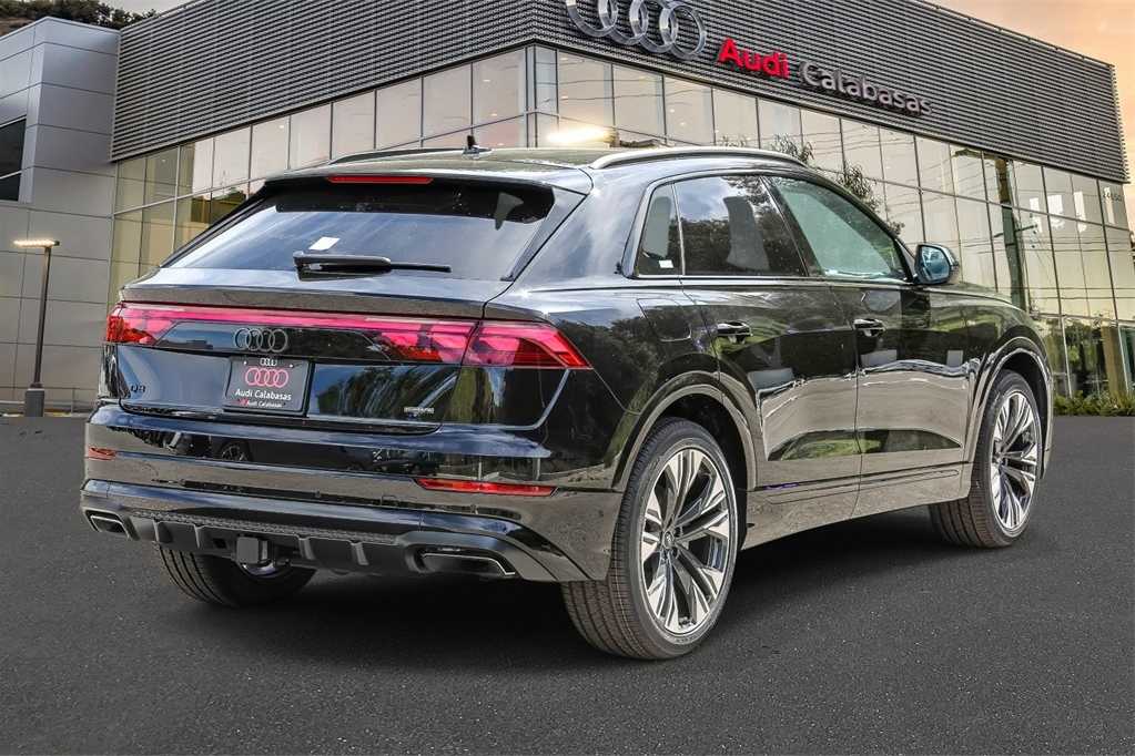 Thumbnail: 2026 Audi Q8 - 4
