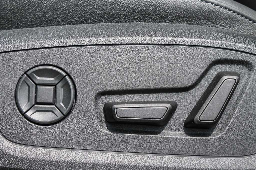 Thumbnail: 2025 Audi Q6 e-tron - 23