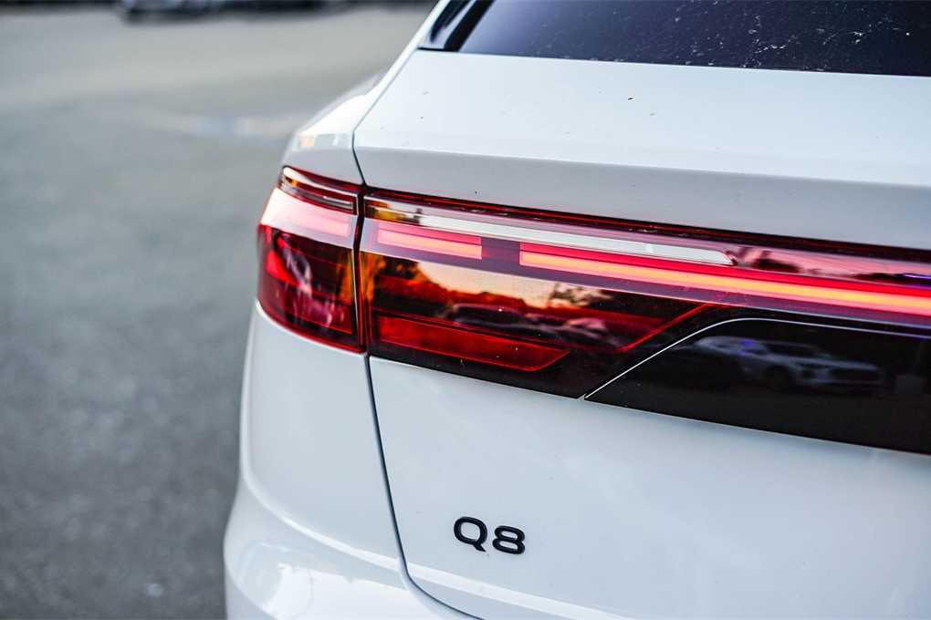 Thumbnail: 2026 Audi Q8 - 10