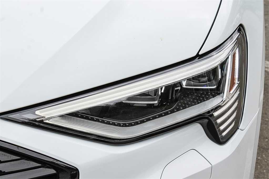 Thumbnail: 2022 Audi e-tron - 8