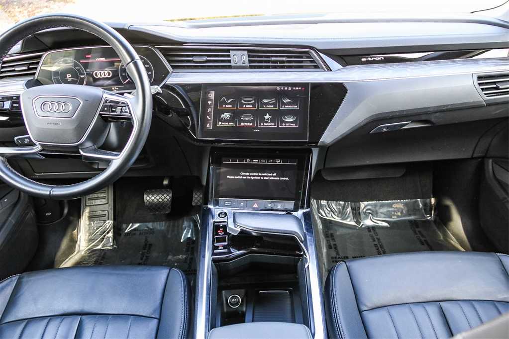 Thumbnail: 2022 Audi e-tron - 13