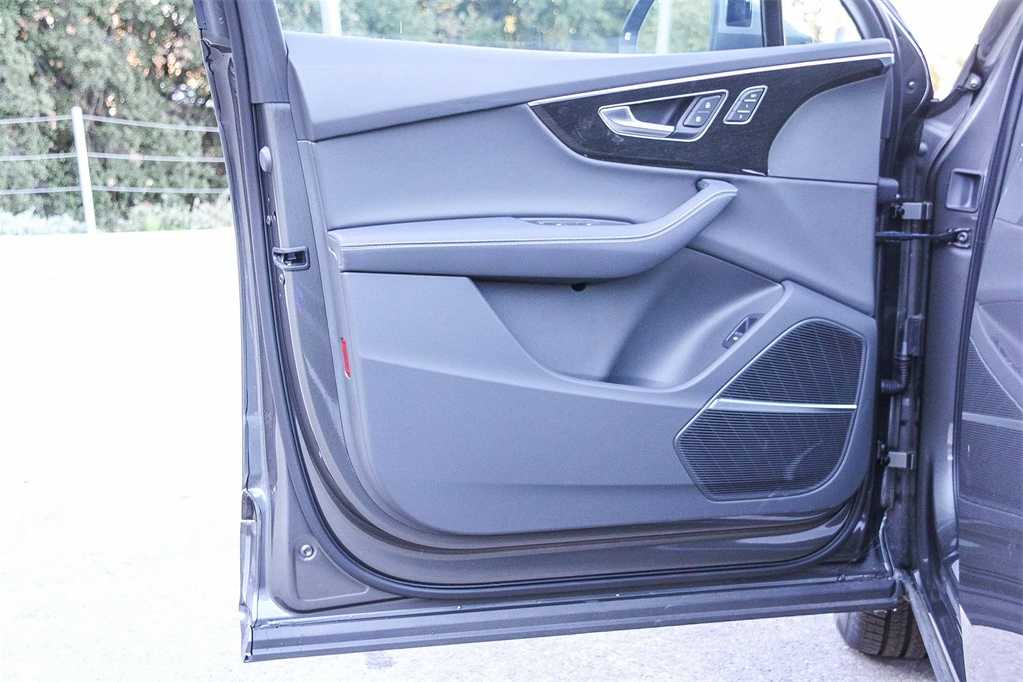 Thumbnail: 2025 Audi Q7 - 22