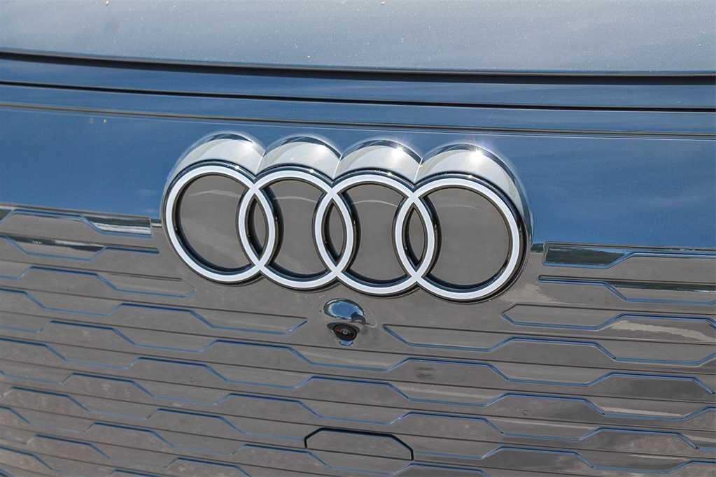 Thumbnail: 2025 Audi Q6 e-tron - 8