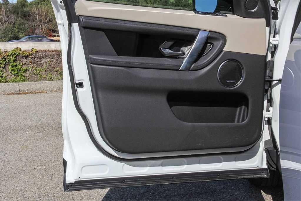 Thumbnail: 2021 Land Rover Discovery Sport - 21