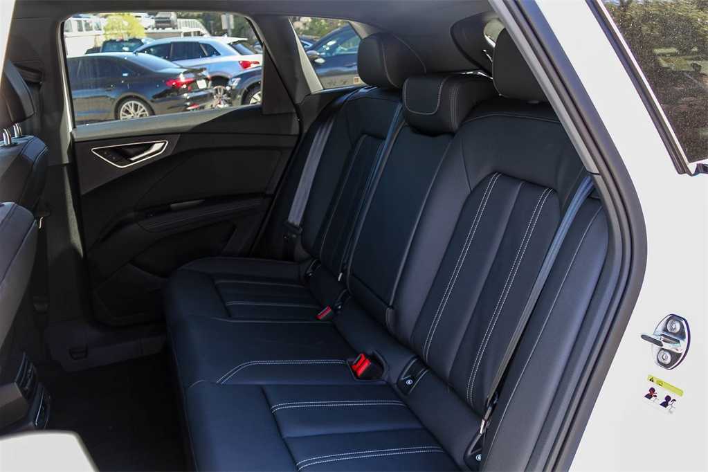 Thumbnail: 2026 Audi Q4 e-tron - 17