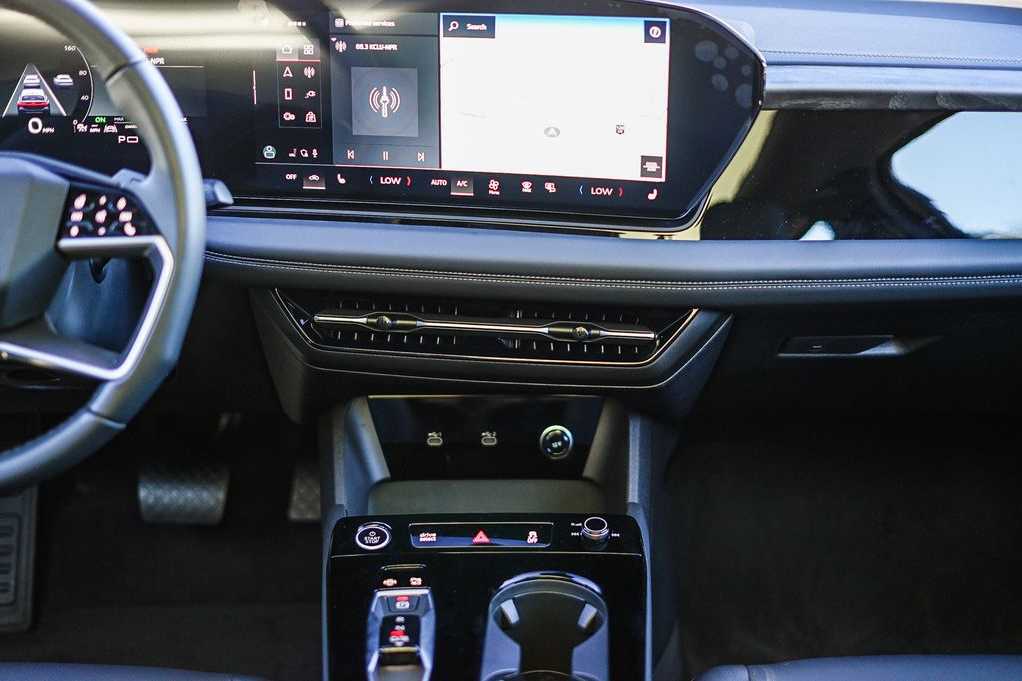 Thumbnail: 2025 Audi e-tron S - 13