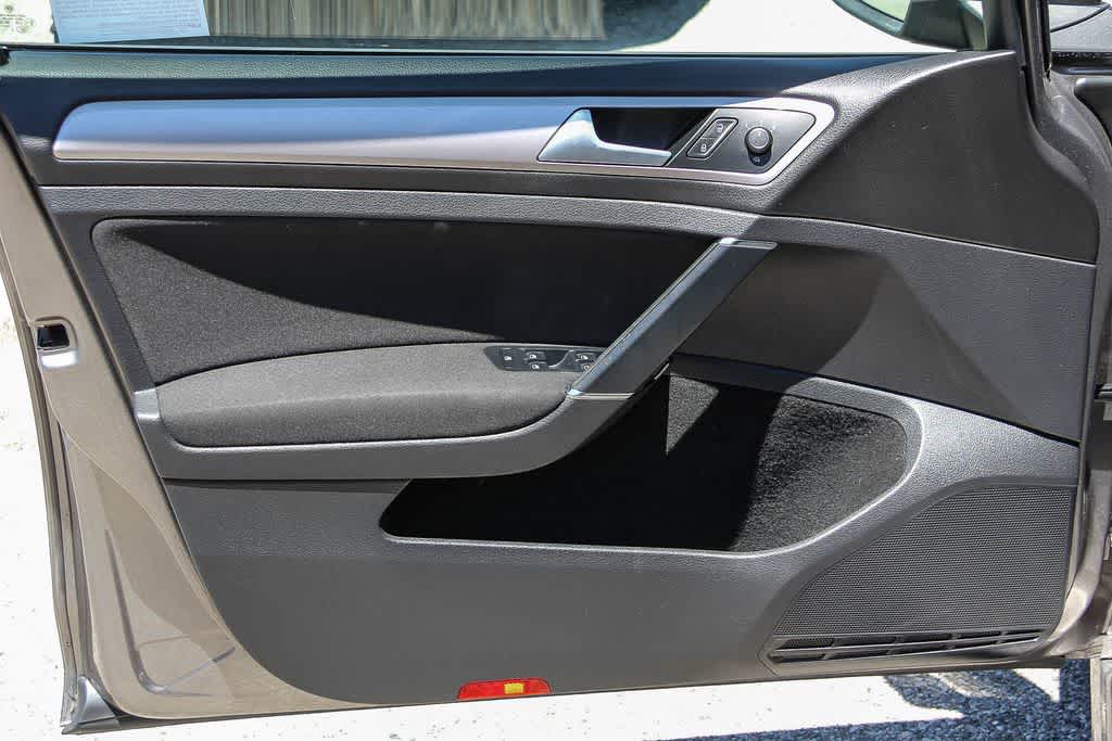 Thumbnail: 2015 Volkswagen e-Golf - 21